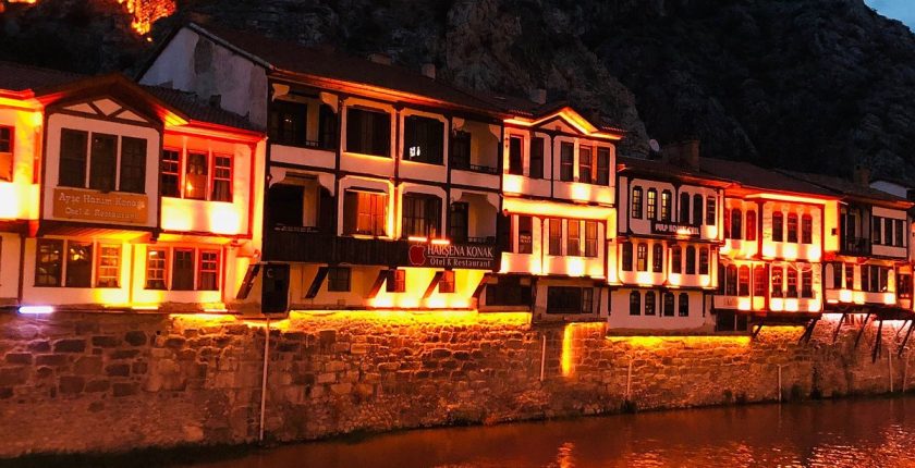 Amasya Gezilecek Yerler (2025): Tarihi Evler, Kral Kaya Mezarları ve İlçelerle Kapsamlı Gezi Rehberi