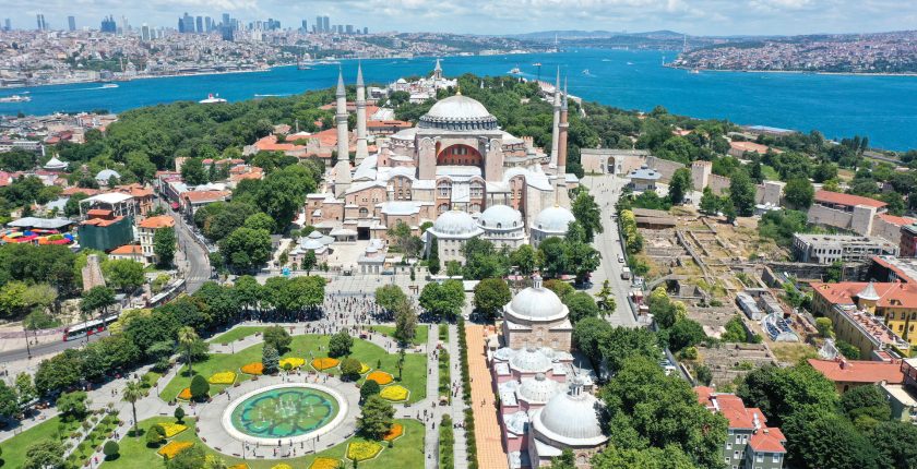 Ayasofya Rehberi (2025): Tarihi, Ziyaret Bilgileri, Giriş Ücreti ve Nasıl Gidilir?