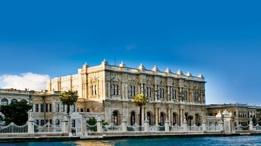 Dolmabahçe Sarayı Rehberi (2025): Giriş Ücreti, Ziyaret Saatleri ve Nasıl Gidilir?