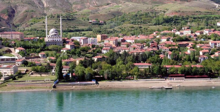 Sivrice’de Gezilecek Yerler: Hazar Gölü Manzarasıyla Elazığ’ın En Keyifli Kaçamağı