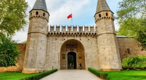 Topkapı Sarayı Müzesi Rehberi (2025): Giriş Ücreti, Ziyaret Saatleri, Bölümler ve Nasıl Gidilir?