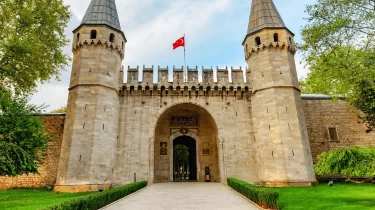 Topkapı Sarayı Müzesi Rehberi (2025): Giriş Ücreti, Ziyaret Saatleri, Bölümler ve Nasıl Gidilir?