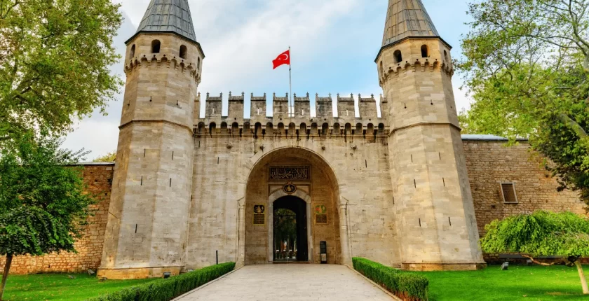 Topkapı Sarayı Müzesi Rehberi (2025): Giriş Ücreti, Ziyaret Saatleri, Bölümler ve Nasıl Gidilir?