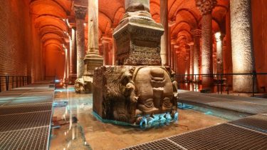 Yerebatan Sarnıcı Rehberi (2025): Giriş Ücreti, Ziyaret Saatleri ve Nasıl Gidilir?