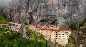 Sümela Manastırı Giriş Ücreti 2026: Güncel Bilet Fiyatı, Ziyaret Saatleri ve Ulaşım Rehberi