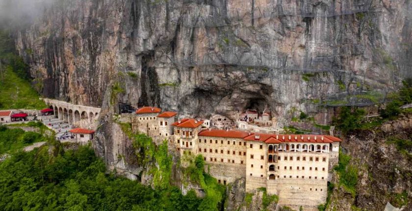 Sümela Manastırı Giriş Ücreti 2026: Güncel Bilet Fiyatı, Ziyaret Saatleri ve Ulaşım Rehberi