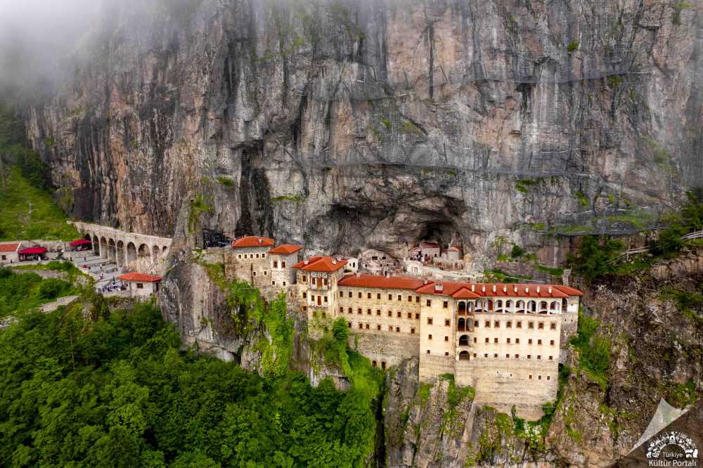 Sümela Manastırı Giriş Ücreti 2026: Güncel Bilet Fiyatı, Ziyaret Saatleri ve Ulaşım Rehberi