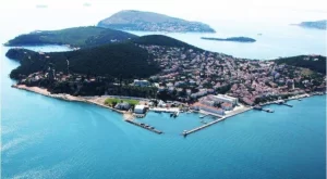 Heybeliada Gezi Rehberi 2026 — Bisiklet, Fayton, Plajlar ve Gezilecek Yerler