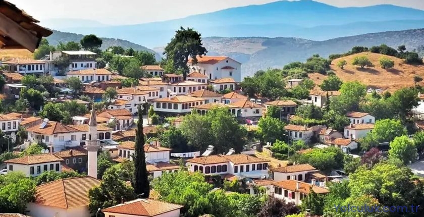 Birgi’de Gezilecek Yerler (2026): Osmanlı Evleri, Çakırağa Konağı ve Ege Köyü Rehberi