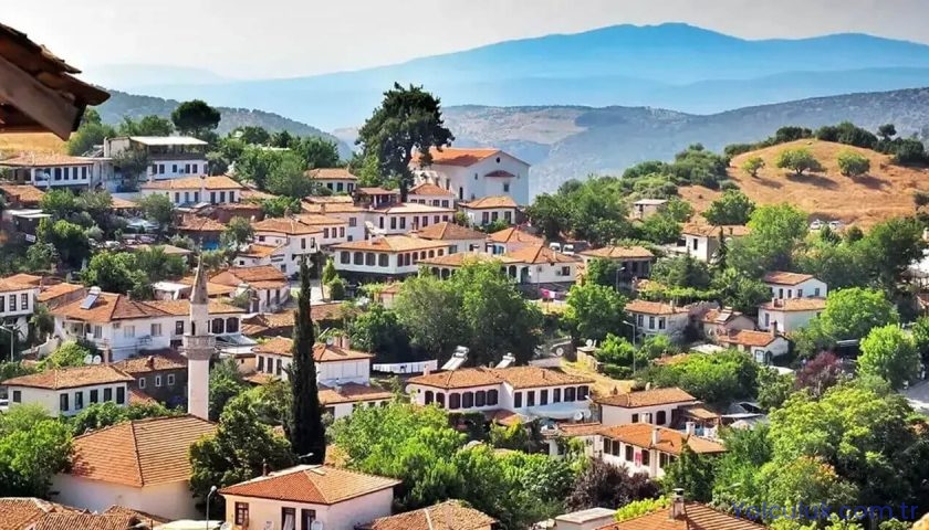Birgi’de Gezilecek Yerler (2026): Osmanlı Evleri, Çakırağa Konağı ve Ege Köyü Rehberi
