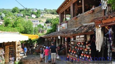 Şirince’de Gezilecek Yerler (2026): Taş Evler, Meyve Şarapları ve Köy Rehberi
