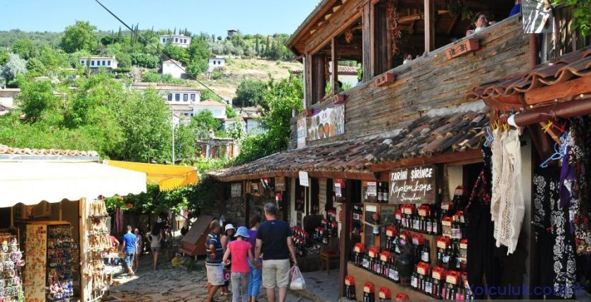 Şirince’de Gezilecek Yerler (2026): Taş Evler, Meyve Şarapları ve Köy Rehberi